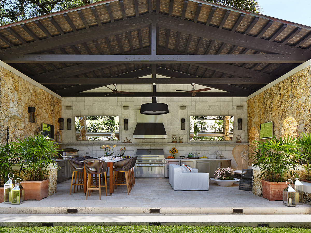 enclosed outdoor kitchen living room