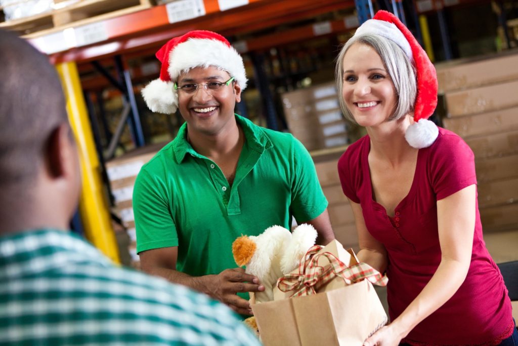 holiday volunteering ways to give back during holiday season